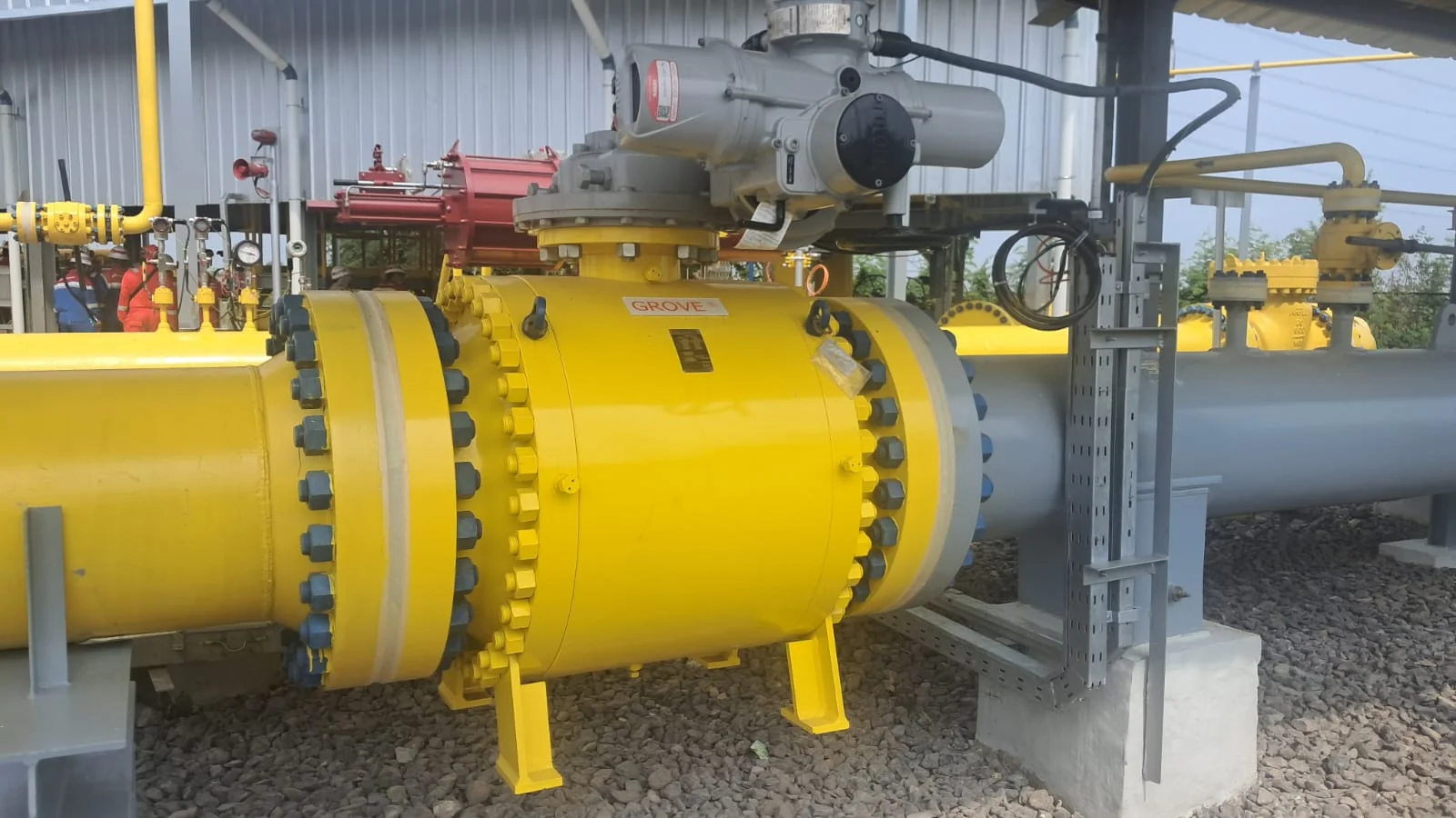 Motor operated ball valve with electric actuator installed on a gas line